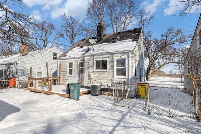 Building Photo - 2045 Central St