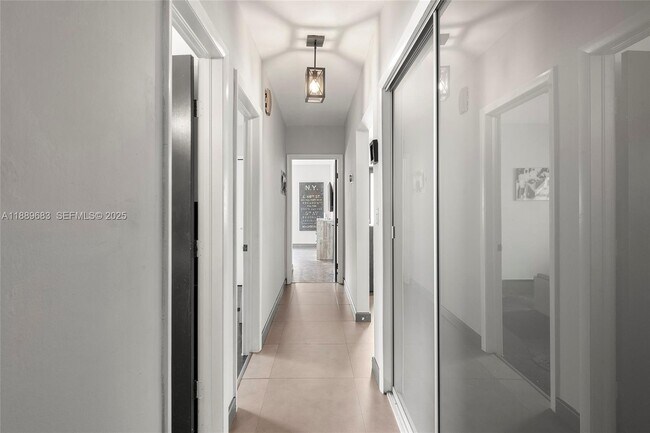 Building Photo - 425 NE 114th St