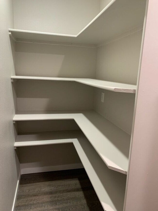 Building Photo - 2 Bedroom Apartment in Jewel Lake!