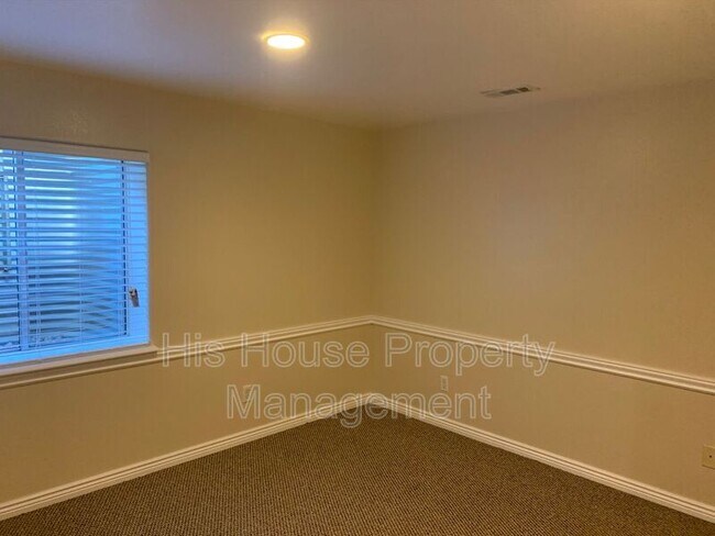 Building Photo - 208 Whitney Bay