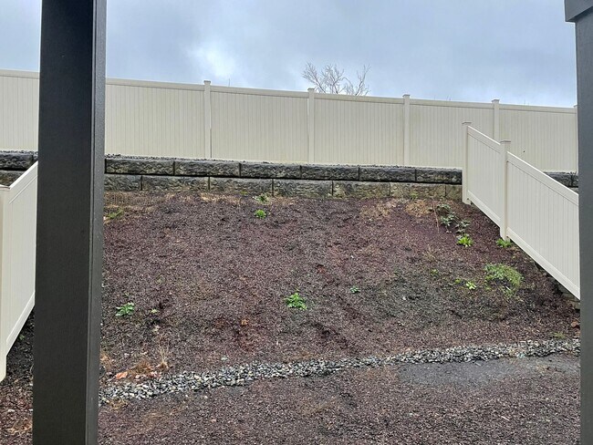 Building Photo - BEAUTIFUL LUXURY Style Townhouse with a gorgeous VIEW! Gated community in Camas! Top Rated Schools!