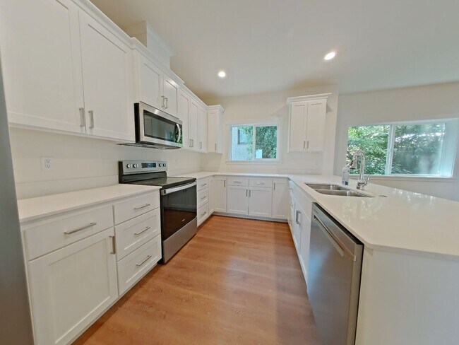 Building Photo - Sylvan Street Duplex