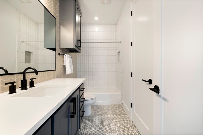 Building Photo - 2504 Bluffview Dr