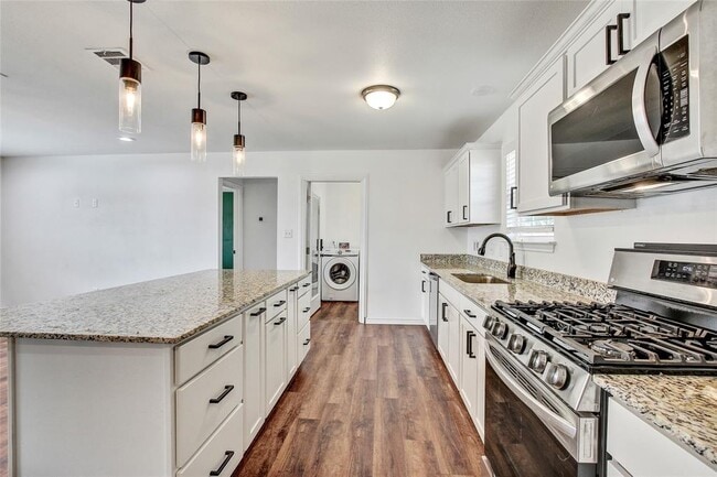 Building Photo - 610 Splitrock