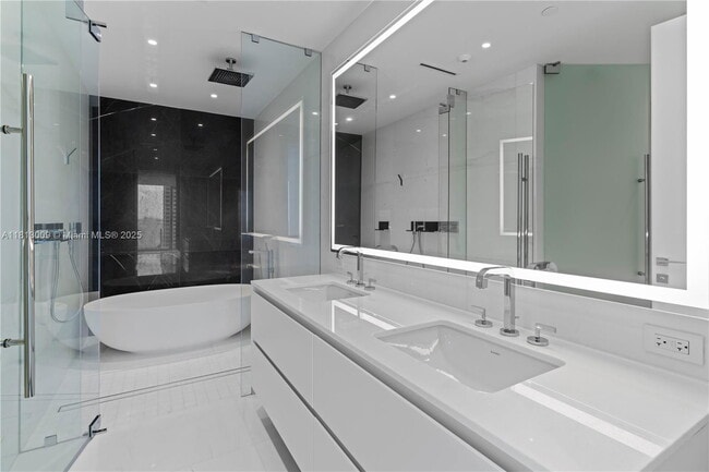 Building Photo - 300 Biscayne Blvd Way
