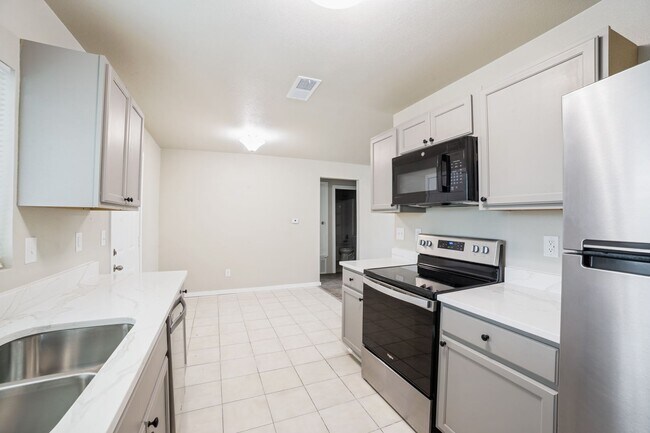 Building Photo - NEWLY-REMODELED 3-BEDROOM HOME IN HERITAGE SUBDIVISION