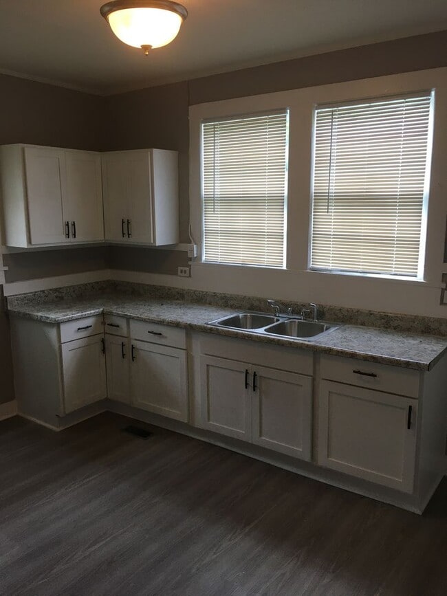 Building Photo - 2/1 House in Celanese $1095