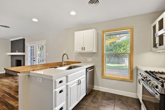 Building Photo - 5716 Wellington Dr