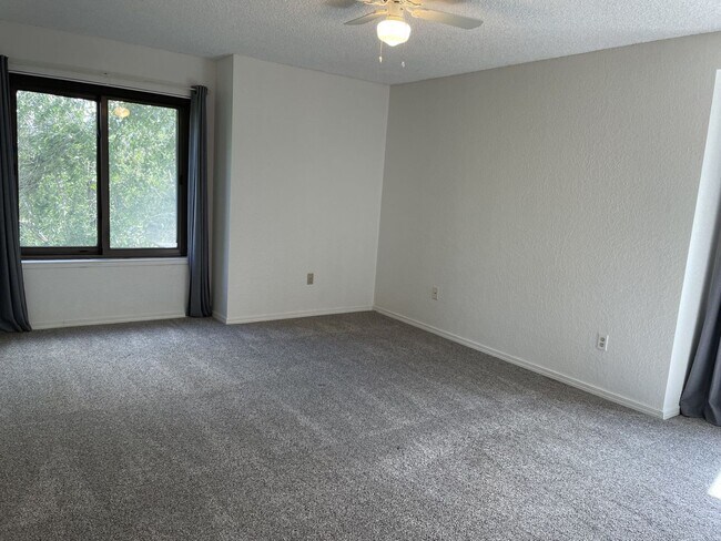 Building Photo - 2 Bedroom View Condo of Truckee River!