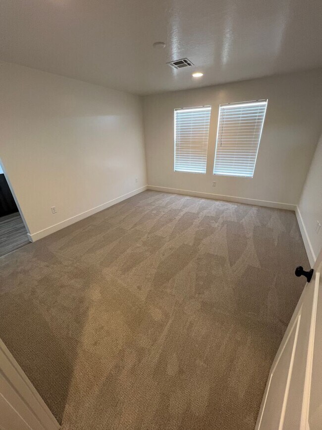 Building Photo - Newer 4 bedroom townhome in South Desert Gardens!
