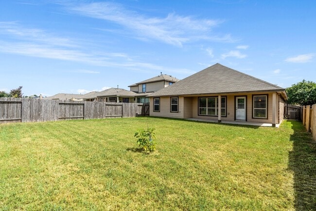 Building Photo - 119 Country Crossing Cir