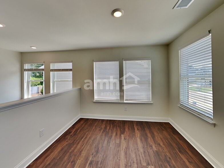 Building Photo - 889 Carnaby Ln