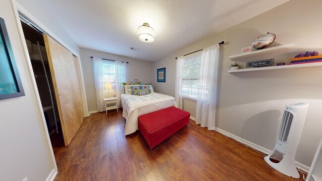 Building Photo - Super Cute One Level Home 1 mile from Toom...
