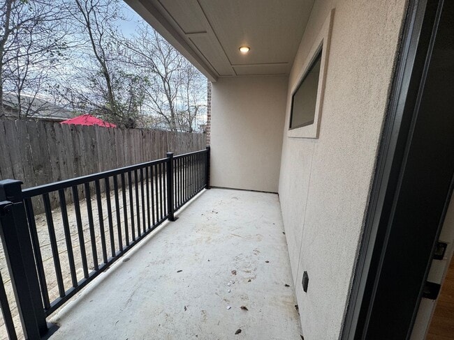 Building Photo - 206 S Tucker Ln