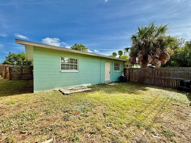 Building Photo - 255 38th Ave SE