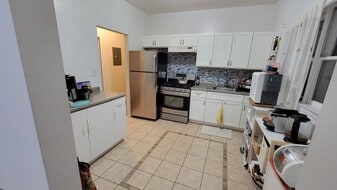 Building Photo - 823 Anderson Ave