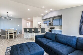Building Photo - Top-Floor 3 Bed/2 Bath Condo with Silver Lake Views –! Available NOW for RENT