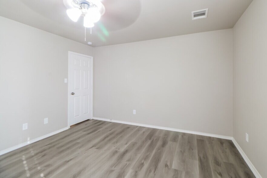 Building Photo - 15524 Sarah's Creek Dr