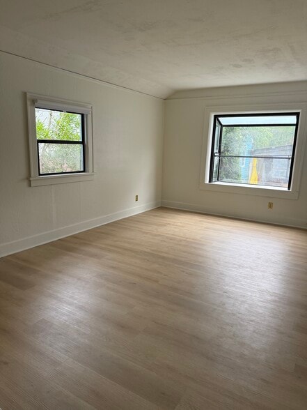 Building Photo - 10048 Interlake Ave N