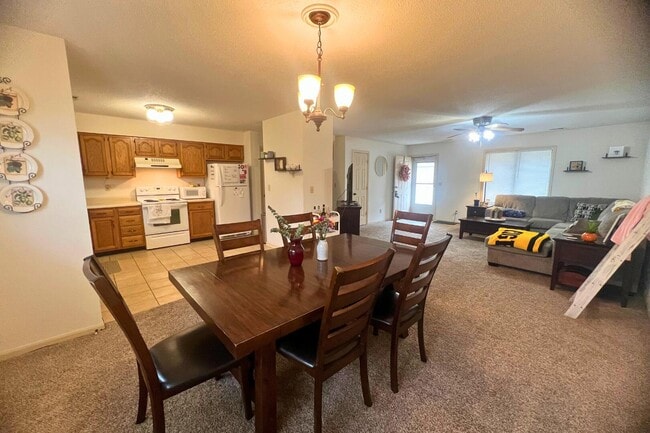 Building Photo - 2402 Garden Dr