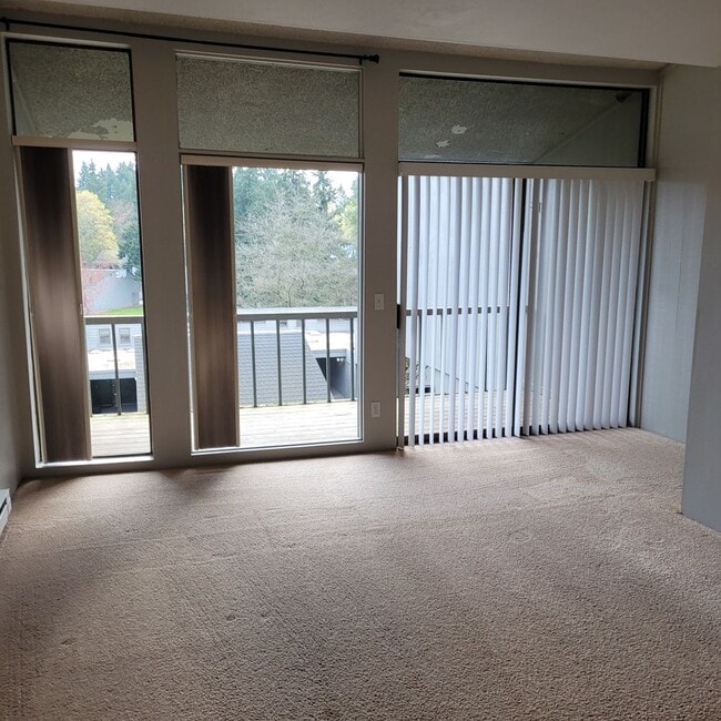 Building Photo - 1 Bedroom Townhome in Desirable Sixty-01 D...