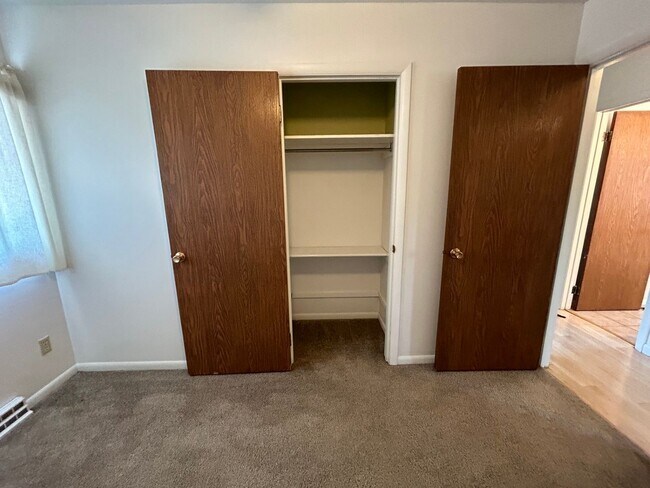 Building Photo - 5 Bed 2 Bath Home with 2 Car Attached Gara...