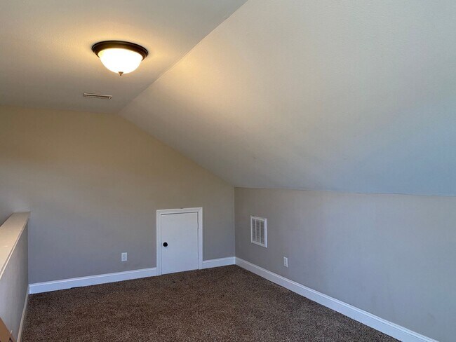 Building Photo - Beautiful 3 bed 2 bath home with Bonus room! Close to shopping and Ft. Campbell.