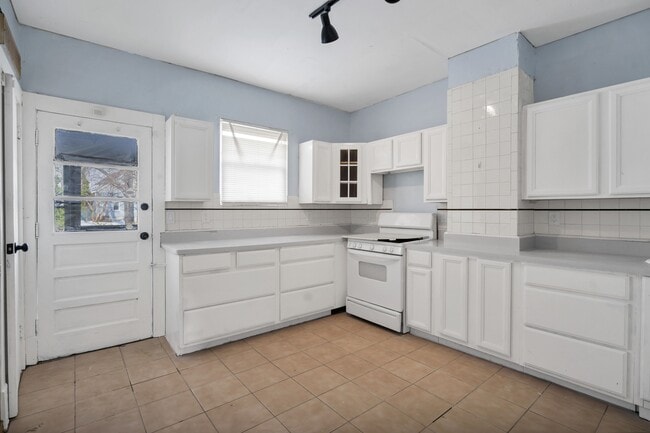 Building Photo - 3915 Schiller Pl