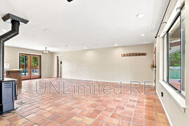 Building Photo - 2700 W Lynette Dr
