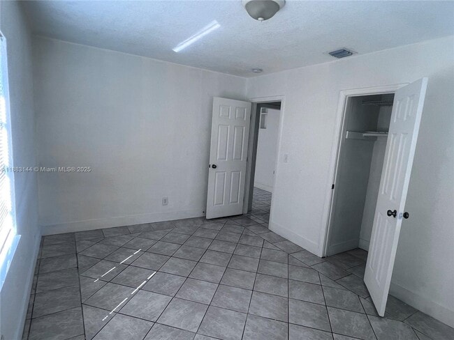 Building Photo - 1385 NE 129th St