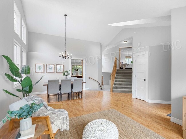 Building Photo - 4+ Bedroom Tigard Home With a Beautiful Vi...