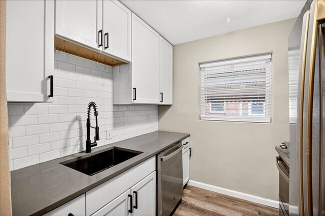 Building Photo - 2BR Brick Bungalow ($1,495/mo)