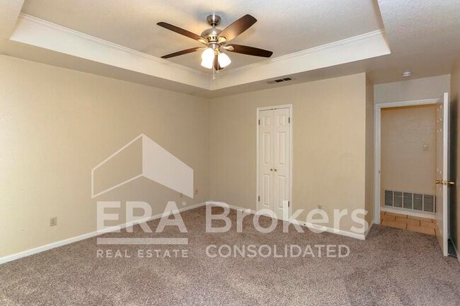 Building Photo - 800 Silver Creek Dr