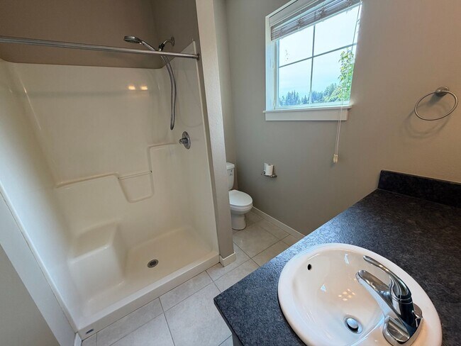 Building Photo - Charming 3-Bed, 2.5-Bath Townhouse – With Water/Sewer/Trash Included, and Prime Location!
