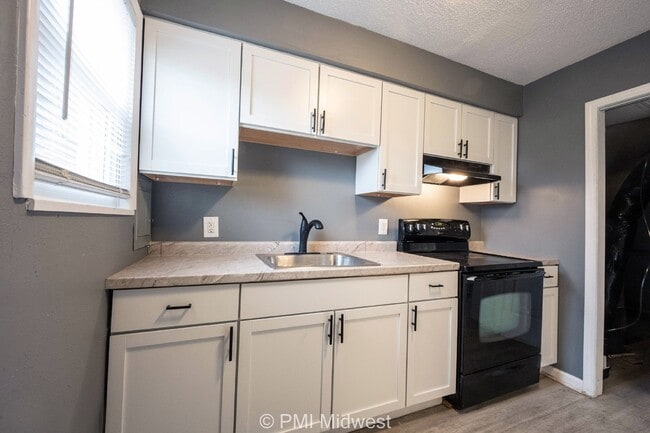 Building Photo - Cozy 2 Bedroom Apartment in Indianapolis with Spacious Layout and Convenient Location