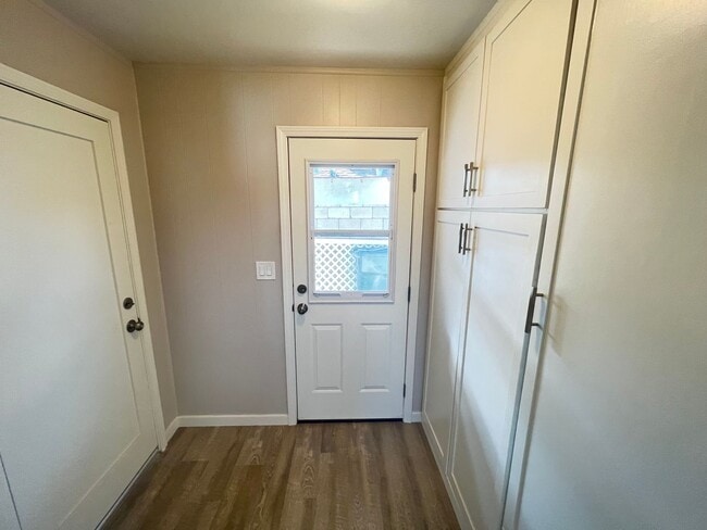 Building Photo - Wonderfully Upgraded 3 Bed 2 Bath Garden G...