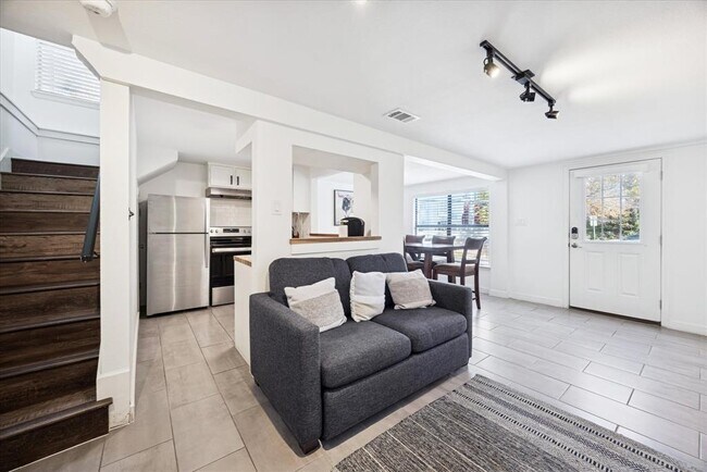 Building Photo - 604 Pressler St