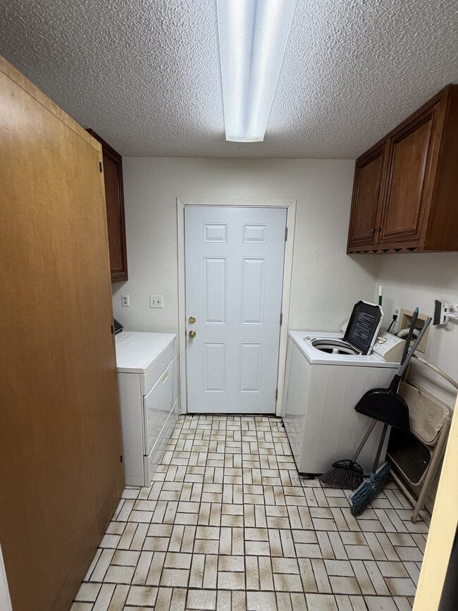 Building Photo - 817 Tanager Rd