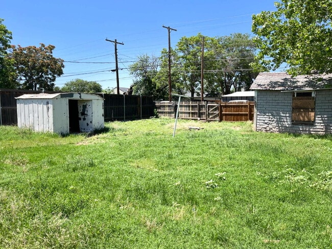 Building Photo - Charming 3 bedroom, 1.5 bathroom!