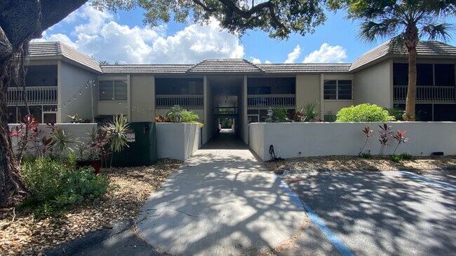 Building Photo - Charming 2/2 Seasonal Rental in Sarasota –...