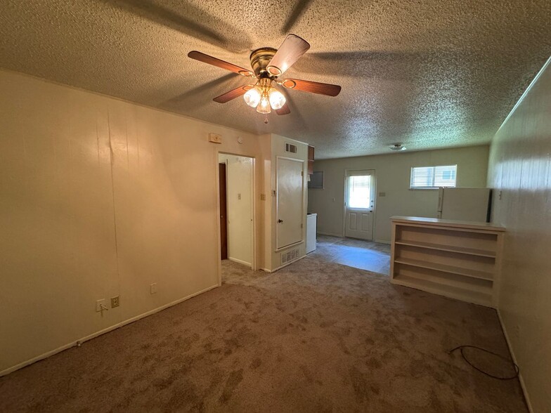 Building Photo - 808 Safady Ave
