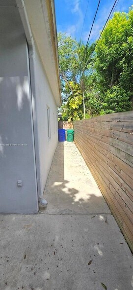 Building Photo - 2601 SW 24th Ave