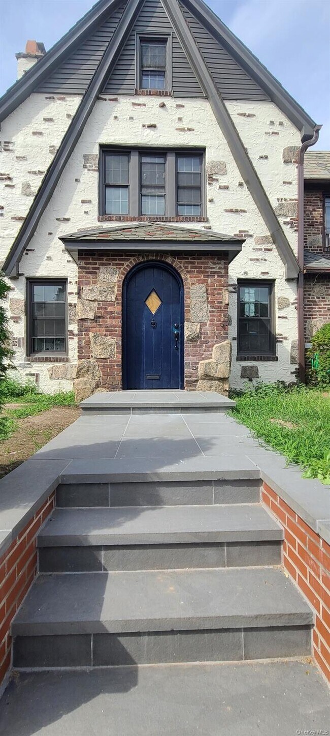 Building Photo - 88-37 62nd Dr