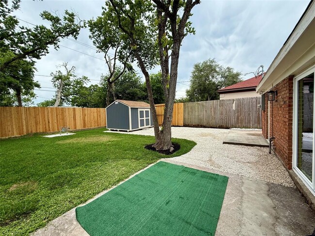 Building Photo - 6027 Beaudry Dr