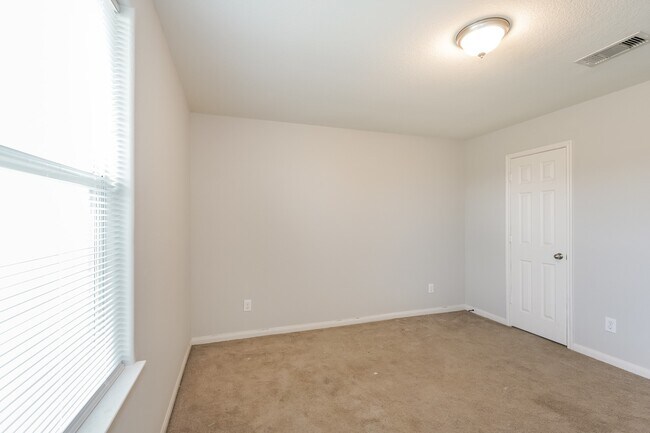 Building Photo - 2027 Golden Topaz Dr