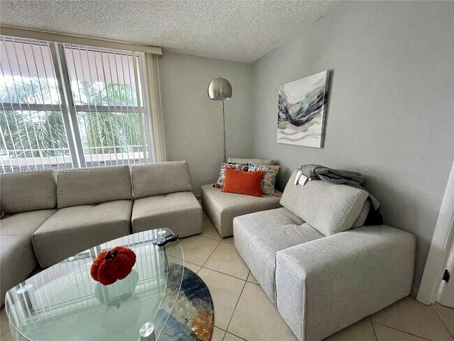 Building Photo - 9225 Collins Ave
