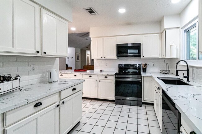 Building Photo - 21306 Castlemont Ln