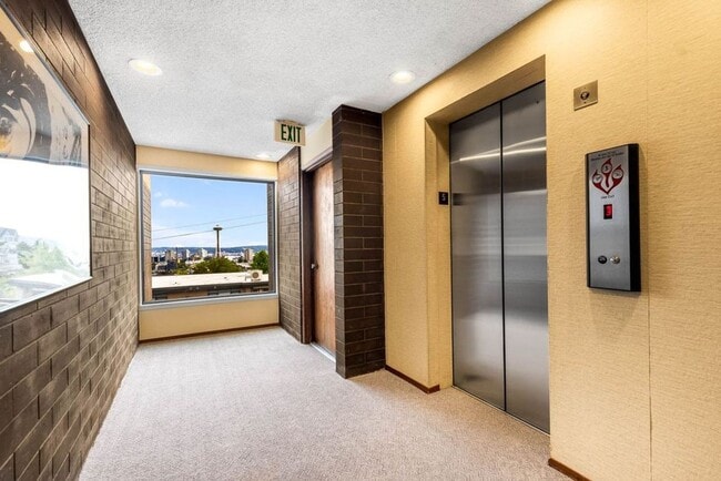 Building Photo - Gorgeous Top Floor Penthouse Unit in East ...