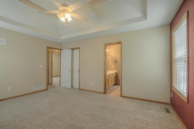 Building Photo - 612 NE Topaz Dr