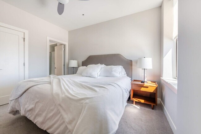 Building Photo - 10 Light St